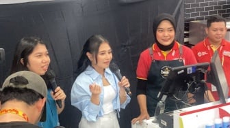 Saat Prilly Latuconsina Cosplay Jadi Kasir Minimarket, Layani Rombongan Fans Beli Sampo