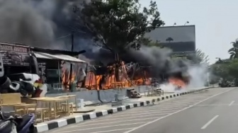 Sejumlah Toko di Joglo Terbakar, Petugas Masih Berjibaku Jinakkan Api