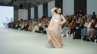 6 Potret Ayu Dewi di Runaway JFW 2024: Bebas Lepas Tanpa Batas