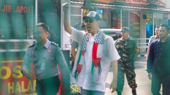 Mantan juru bicara Front Pembela Islam (FPI) Munarman (tengah) berjalan keluar usai bebas dari penjara di Rutan Salemba, Jakarta, Senin (30/10/2023). [Suara.com/Alfian Winanto]