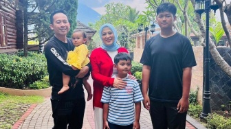 Cerita Awal Mula Shanty Istri Denny Cagur Pakai Hijab, dari Anak Malu Sampai Menolak Dijemput di Sekolah