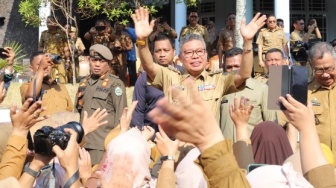 Taufan Pawe Menangis Sampaikan Pidato Perpisahan di Depan Ribuan Pegawai