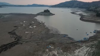 Foto udara Waduk Bili-Bili yang mengalami penyusutan debit air di Kabupaten Gowa, Sulawesi Selatan, Minggu (29/10/2023). [ANTARA FOTO/Arnas Padda/nz]