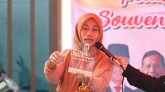 Tawarkan Inovasi Usaha yang Menggiurkan, Mak Ganjar Jatim Bekali Warga Keterampilan Membuat Souvenir dari Akrilik