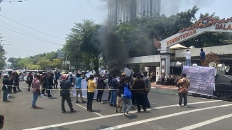 Puluhan Mahasiswa Papua Aksi Bakar Ban hingga Blokade Jalan di Kemendagri, Begini Tuntutan Mereka!