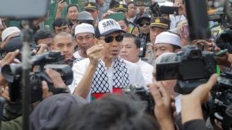 Mantan juru bicara Front Pembela Islam (FPI) Munarman (tengah) menemui pendukungnya usai bebas dari penjara di Rutan Salemba, Jakarta, Senin (30/10/2023). [Suara.com/Alfian Winanto]