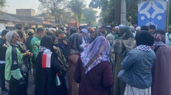 Sembari Bersholawat, Puluhan Simpatisan FPI Nantikan Kebebasan Munarman di Lapas Salemba