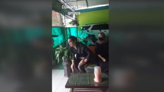 Duta Sheila on 7 Tercyduk Minum Es Degan Pinggir Jalan, Netizen Puji Kesederhanaannya