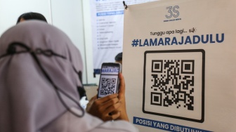 Calon pekerja melakukan pendaftaran lamaran kerja melalui online saat Bursa Kerja 2023 di Mal Pesona Square, Depok, Jawa Barat, Senin (30/10/2023). [ANTARA FOTO/Asprilla Dwi Adha/hp]