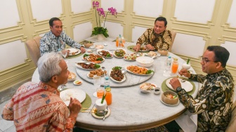 Presiden Joko Widodo (kedua kiri) bersama bakal calon presiden Prabowo Subianto (kedua kanan), Ganjar Pranowo (kiri) dan Anies Baswedan (kanan) makan siang bersama saat melakukan pertemuan di Istana Merdeka, Jakarta, Senin (30/10/2023). [ANTARA FOTO/Hafidz Mubarak A/Spt]
