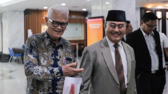 Ketua Majelis Kehormatan Mahkamah Konstitusi (MKMK) Jimly Asshiddiqie (tengah) bersama anggota MKMK Bintan R. Saragih (kanan) usai memberikan keterangan pers di Gedung MK, Jakarta, Senin (30/10/2023). [Suara.com/Alfian Winanto]