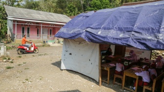 Siswa mengikuti kegiatan belajar di tenda darurat, di SD Negeri Bantargebang, Kabupaten Sukabumi, Jawa Barat, Selasa (31/10/2023). [ANTARA FOTO/Henry Purba/agr/tom]