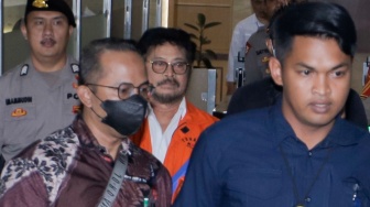 Tersangka Mantan Menteri Pertanian Syahrul Yasin Limpo usai menjalani pemeriksaan di Bareskrim Mabes Polri, Jakarta, Selasa (31/10/2023). [Suara.com/Alfian Winanto]