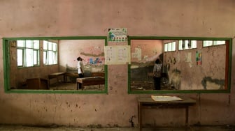 Tenaga pengajar mengamati kondisi ruang kelas yang rusak di SD Negeri Bantargebang, Kabupaten Sukabumi, Jawa Barat, Selasa (31/10/2023). [ANTARA FOTO/Henry Purba/agr/tom]