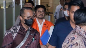 Tersangka Mantan Menteri Pertanian Syahrul Yasin Limpo usai menjalani pemeriksaan di Bareskrim Mabes Polri, Jakarta, Selasa (31/10/2023). [Suara.com/Alfian Winanto]