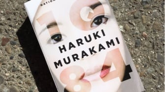 Ulasan 1Q84, Buku dari Haruki Murakami tentang Dunia Aneh dan Dua Rembulan