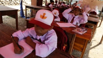 Siswa mengikuti kegiatan belajar di tenda darurat, di SD Negeri Bantargebang, Kabupaten Sukabumi, Jawa Barat, Selasa (31/10/2023). [ANTARA FOTO/Henry Purba/agr/tom]
