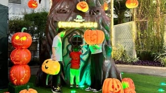 Semarak Perayaan Halloween di Pumpkin Ville, Ada Pohon Grizzly Raksasa!