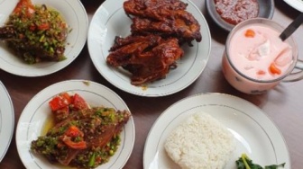 Pecinta Bebek Merapat, Intip Deretan Menu Menggoda di Bebek Goreng H. Slamet by Waroeng