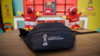 Merchandise resmi World Cup U-17 2023 dipajang di Store Juaraga, FX Senayan, Jakarta, Rabu (1/11/2023). [Suara.com/Alfian Winanto]