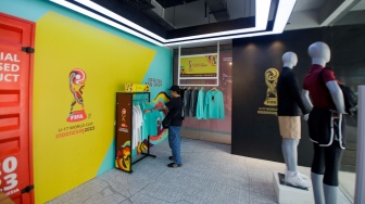 Pengunjung melihat merchandise resmi World Cup U-17 2023 di Store Juaraga, FX Senayan, Jakarta, Rabu (1/11/2023). [Suara.com/Alfian Winanto]