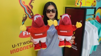 Pengunjung menunjukkan boneka maskot resmi World Cup U-17 2023, Bacuya di Store Juaraga, FX Senayan, Jakarta, Rabu (1/11/2023). [Suara.com/Alfian Winanto]