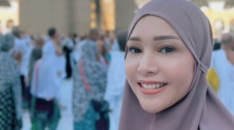 Potret Maia Estianty Saat Umroh Sambil Peringati Hari Jadi Pernikahan ke-5, Wajah Berseri Pakai Hijab Bikin Adem