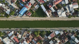 Foto udara kondisi kanal yang dipenuhi tanaman eceng gondok (Eichhornia Crassipes) di Makassar, Sulawesi Selatan, Rabu (1/11/2023). [ANTARA FOTO/Arnas Padda/rwa]