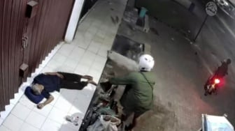 Kesaksian Warga Soal Viral Maling Gondol Kursi Roda Milik Kakek Tunawisma di Bekasi, Polisi: Belum Ada Laporan