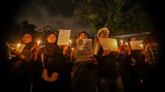 Sejumlah elemen masyarakat menyalakan lilin saat mengikuti aksi damai Bela Palestina di Kedutaan Besar Palestina, Jakarta, Kamis (2/11/2023). [Suara.com/Alfian Winanto]