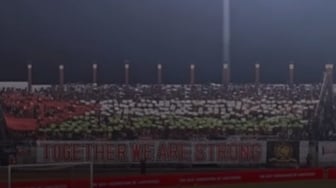 Viral! Suporter Madura United Bikin Koreografi Bendera Palestina, di Bandung Dilarang