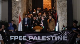 Duta Besar Palestina untuk Indonesia Zuhair Al Alshun menyalakan lilin saat mengikuti aksi damai Bela Palestina di Kedutaan Besar Palestina, Jakarta, Kamis (2/11/2023).  [Suara.com/Alfian Winanto]