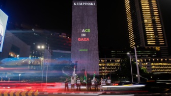 Sejumlah aktivis dari Greenpeace saat menggelar aksi solidaritas untuk Palestina di kawasan Bundaran HI, Jakarta, Jumat (3/11/2023). [Suara.com/Alfian Winanto]