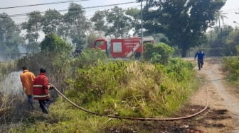 Lahan di Depan Objek Wisata Negri Baru Resort Merak Belantung Kebakaran