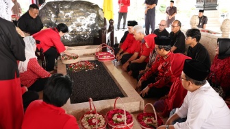 Ditemani Megawati hingga Puan, Begini Momen Ganjar-Mahfud Nyekar di Makam Bung Karno