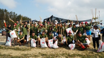 Peduli Pelestarian Lingkungan, Sekelompok Anak Muda Lakukan Aksi Bersih-bersih Pantai Bali