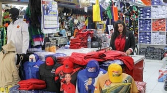 Pembuatan alat peraga kampanye dengan berbagai bentuk di Pasar Senen, Jakarta, Jumat (3/11/2023). [Suara.com/Alfian Winanto]