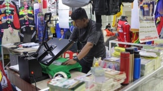 Pembuatan alat peraga kampanye dengan berbagai bentuk di Pasar Senen, Jakarta, Jumat (3/11/2023). [Suara.com/Alfian Winanto]