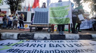 Sejumlah peserta membawa poster saat aksi krisis iklim di depan Kantor KPU, Jakarta, Jumat (3/11/2023). [Suara.com/Alfian Winanto]