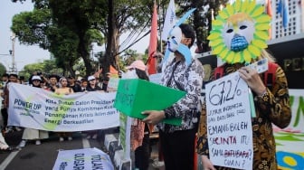 Sejumlah peserta membawa poster saat aksi krisis iklim di depan Kantor KPU, Jakarta, Jumat (3/11/2023). [Suara.com/Alfian Winanto]