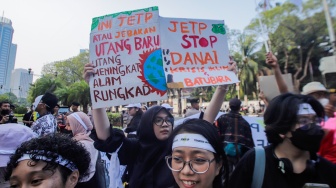 Sejumlah peserta membawa poster saat aksi krisis iklim di depan Kantor KPU, Jakarta, Jumat (3/11/2023). [Suara.com/Alfian Winanto]