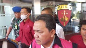 Tangan Diborgol dan Pakai Rompi Pink, Muka Achsanul Qosasi Cemberut saat Digelandang ke Mobil Tahanan Kejagung