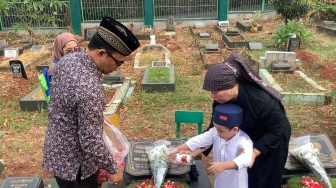 Gala Sky Andriansyah ziarah ke makam Vanessa Angel dan Bibi Ardiansyah di Taman Makam Islam Malaka, Jakarta, Sabtu (4/11/2023). [Suara.com/Adiyoga Priyambodo]