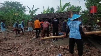 Waspada Hidrometeorologi, Angin Kencang Robohkan Rumah di Ngawi