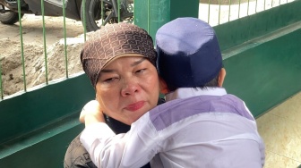 Nenek Gala Sky Andriansyah, Dewi Zuhriati usai ziarah makam Vanessa Angel dan Bibi Ardiansyah di Taman Makam Islam Malaka, Jakarta, Sabtu (4/11/2023). [Suara.com/Adiyoga Priyambodo]