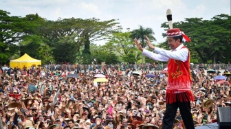 Jokowi ke Kubar, Dapat Gelar Adat Dayak, Warga: Bangga dan Terharu