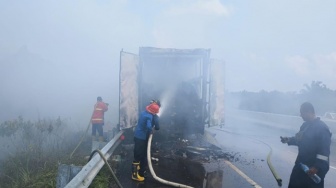 Truk Ekspedisi Terbakar di Tol Pekanbaru-Dumai, Ternyata Angkut Sepeda Listrik