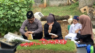 Gala Sky Andriansyah ziarah ke makam Vanessa Angel dan Bibi Ardiansyah di Taman Makam Islam Malaka, Jakarta, Sabtu (4/11/2023). [Suara.com/Adiyoga Priyambodo]