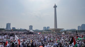 Massa saat mengikuti Aksi Damai Bela Palestina di Monas, Jakarta, Minggu (5/11/2023). [Suara.com/Alfian Winanto]