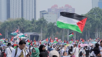 Massa saat mengikuti Aksi Damai Bela Palestina di Monas, Jakarta, Minggu (5/11/2023). [Suara.com/Alfian Winanto]